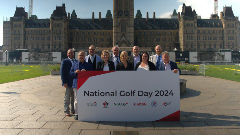 La Journée nationale du golf souligne l'impact positif du golf sur les Canadiens national golf day photo op in front of parliament