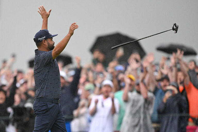 J.J. Spaun lance son fer droit après son dernier coup roulé lui assurant la victoire à l'Omnium des États-Unis 2025.