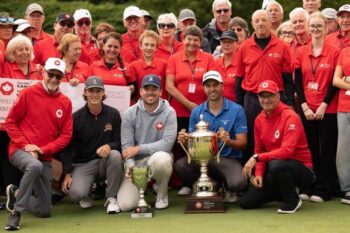 Photo de Joey Savoie, Champion à la Coupe Canada, posant avec le groupe et son trophée