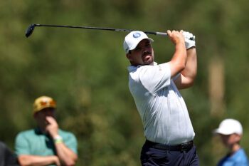 Étienne Papineau, du Canada, joue son coup depuis le tertre du 14e trou lors de la deuxième ronde du Championnat de l’Utah présenté par Zions Bank et Intermountain Health 2025 au Ogden Golf & Country Club, à Ogden, Utah, le 1er août 2025.