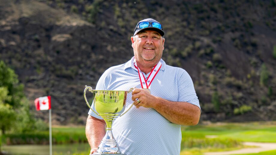 Kelly Masson hold trophy at All Abilities Championship / Brian Johnson / Golf Canada