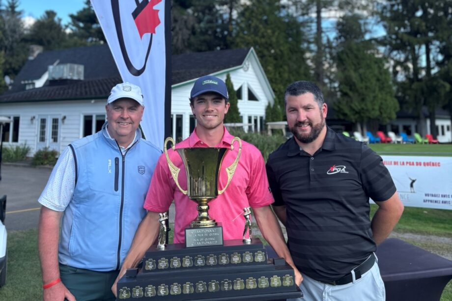 Christopher Vandette pose avec un grand trophée sur un terrain de golf, devant un bâtiment blanc et une bannière arborant le logo de la PGA du Québec. [Crédit photo : PGA du Québec]