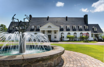 Vue du devant du pavillon de l'historique club de golf Royal Québec