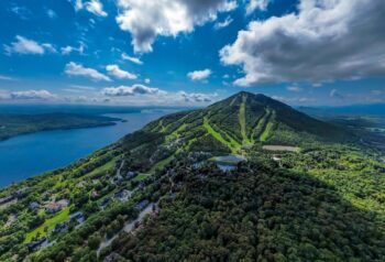 Vue aérienne du club ski-golf Mont Owl’s Head Mansonville