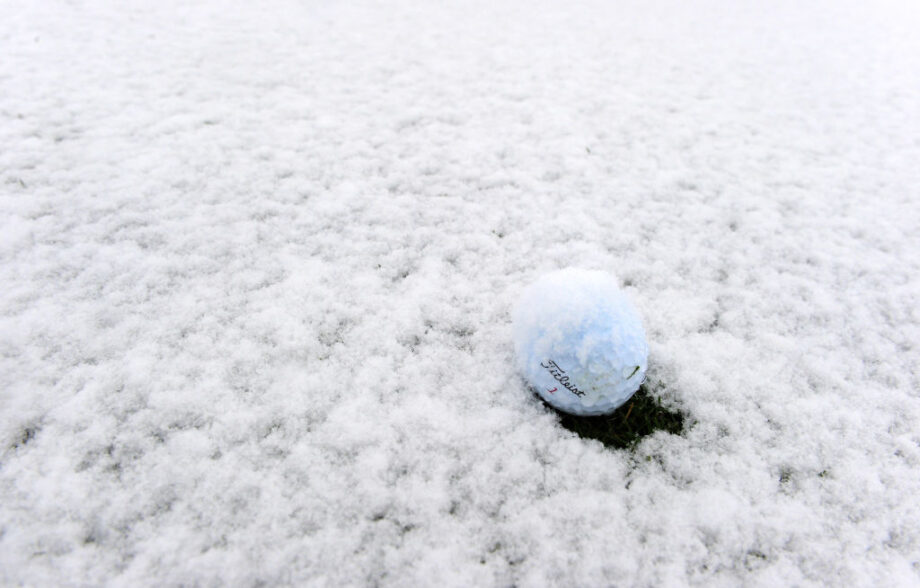Balle de golf Titleist dans la neige