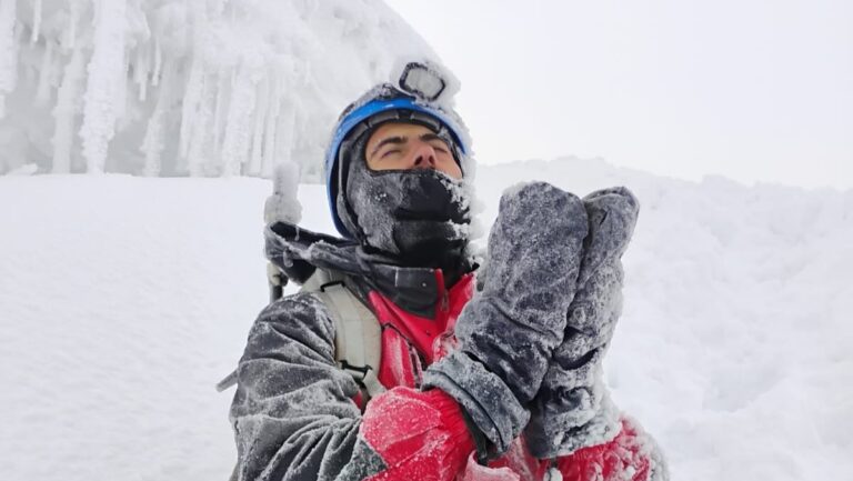 Joey Savoie au sommet - en escalade en Équateur