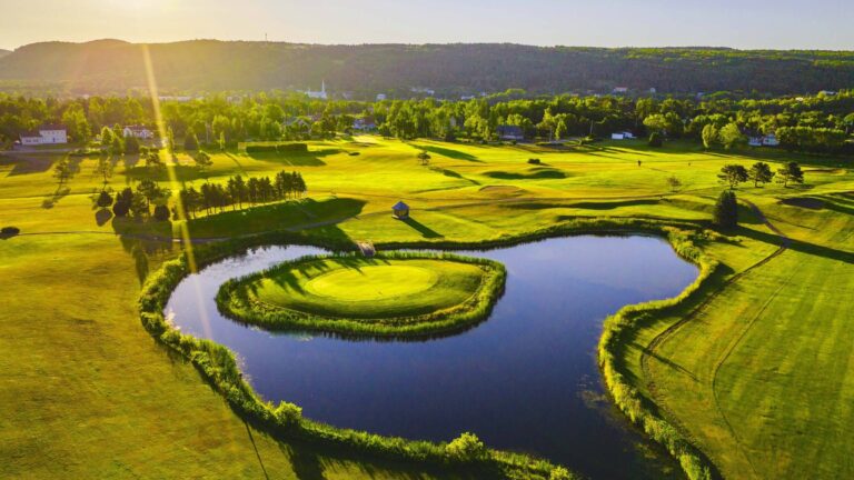 Le club qu’un village a construit Club de golf St-Pacôme, trou numéro 13